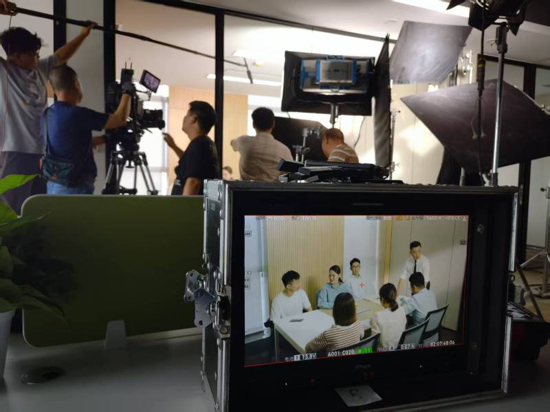 巴塘县TVC拍摄公司：科技产品视觉化大师，诠释未来感与功能美学