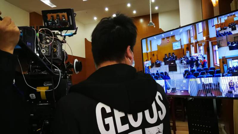 AI生成VS人工创意——巴塘县广告片拍摄公司的技术浪漫主义实践